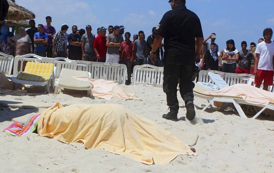 Le immagini dell&#39;orrore. Strage di turisti sulle spiagge di Sousse, in Tunisia. Un commando di terroristi islamisti aprono il fuoco in due resort, uno  l’Imperial Marhaba di Port El Kantaoui. (Reuters)